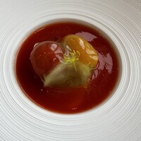 メゾン フジヤ ハコダテ - 前菜　ガスパチョ。下には水蛸のスライスが沈み、胡瓜のゼリーが浮かびます。トマトが甘くて濃い。