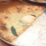 ダ・ボッチャーノ KITTE丸の内 - チーズのピザ。美味しかった