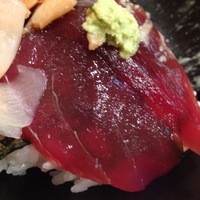 鮨 からく - ヅケ：薄い身の割には案外漬け込み時間は短いのか薄味