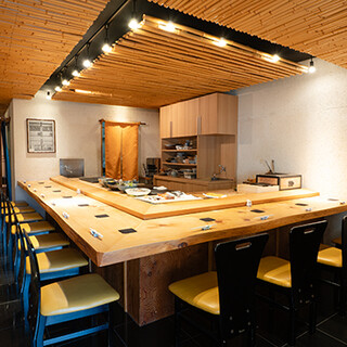 木の温もりを感じる和空間で、肩ひじ張らずに満喫できる