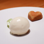 kitchen俊貴 - ２０２５年８月再訪：焼き立てフィナンシェと自家製バニラアイスシャインマスカット添え☆