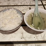 餃子酒飯 大阪王 - プレートセットに付いてくるご飯とスープ