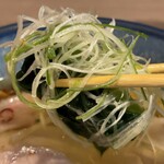 麺屋 鶏恋 - 小松菜＆白髪ねぎリフト