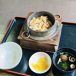 食事処 春日 - 蓋を持ち上げると地鶏の香ばしい香り♪