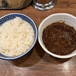 徳島ラーメン はるま - ライスは見た目ほどひどくはない