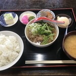 一本杉 - もつ煮定食（700円）