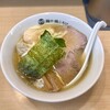 麺や 穂ころび - 地味にどんぶりの半分を占めるチャーシュー！デカイ！