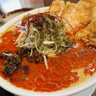 赤い鯨 本格担々麺の新星『四川担々麺 赤い鯨』が赤坂に降臨。きみは汁