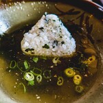 ヨコクラうどん - おむすび投入で出汁茶漬け