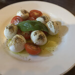 クッチーナ イタリアーナ ヴェッキオ - イタリア産水牛モッツァレラの"カプレーゼ"