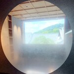 Wagyu teppanyaki steak house Kiyomizu 創 SOU - 丸い窓の下半分は曇りガラスになっていて、青い空と青々した山の木々が目を癒やしてくれました♪