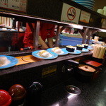 回転すし さかえ - 深夜でも、結構な皿が回っています