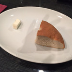 リストランテ 薫 - 自家製フォカッチャとひつじのチーズ