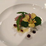 リストランテ 薫 - 12日寝かせた金目鯛 朝採りベビーリーフと金蓮花