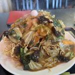 一歩亭 - 五目揚げ焼きそば。画像では伝えられない圧巻のボリュームです。