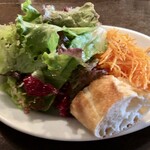 ビルボケ - まず最初にサラダとバゲットがでてきます