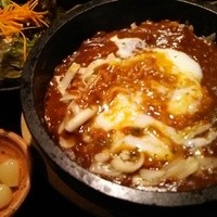 松阪牛WHAT'S 京都室町店 - 石焼カレー、半熟卵とチーズが標準装備