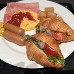ダイニング フェリオ - クロワッサンサンド、スクランブルエッグ他