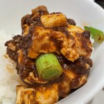 みこころ 無添加チャイナ935 - 麻婆豆腐をご飯にかけて、麻婆豆腐丼