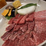 焼肉 吉田 - 写真撮る前に喰われる盛り合わせ