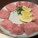 焼肉 吉田 - こちらも写真撮る前に喰われるタン