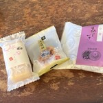 総本家 駿河屋善右衛門 - (左から)笹づる最中､金の本字饅頭､どら焼きのあじがさ