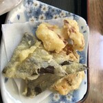 蕎麦切 左膳 - サービスの天ぷら（山芋、かぼちゃ、昆布）