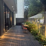 上野の森スモークダイニングGAGA - 左が店内、右は公園