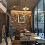 上野の森スモークダイニングGAGA - 店内可愛いです。左側にも個室。