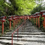 貴船喜らく - お店を出たら道向かいの貴船神社へ詣ります