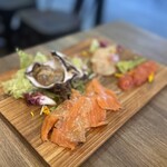 上野の森スモークダイニングGAGA - ⚫︎海鮮燻製盛り合わせ※2人前より　1400円（1人前）
      《サーモン、ホタテ、牡蠣、明太子》