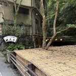 貴船喜らく - 川床の天井はこんな感じ