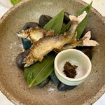 貴船喜らく - 鮎の塩石焼き　苦しそうなお顔　山椒葉の佃煮(鞍馬煮)がおいしい