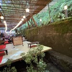 貴船喜らく - 真ん中あたりの席　こちらは川上　風が吹いてきます