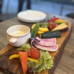上野の森スモークダイニングGAGA - ヘルシーな野菜がたくさん！冷たいソースにつけて食べるもの、さっぱりかつトリュフの香りで優しい味。