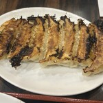 珉珉 - 表はカリッとしてるが裏がぺっちゃぺちゃな餃子