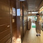 貴船喜らく - こちらですよ、半身うしろ見はおもてなしの基本だなぁ