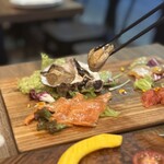 上野の森スモークダイニングGAGA - 凝縮された味で大きさもしっかりあります。