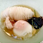 貴船喜らく - そうめんがこうなるのかー　海老　温泉卵　わかめ