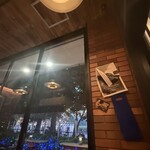 上野の森スモークダイニングGAGA - ミュージシャンのポスターもＢＧＭもジャズっぽくかっこいい。