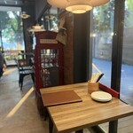 上野の森スモークダイニングGAGA - ボックス席、カウンター、個室（予約のみで別料金なし）