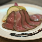 上野の森スモークダイニングGAGA - 黒毛和牛の燻製ローストビーフ