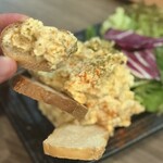 上野の森スモークダイニングGAGA - カリッカリのパンと燻製のポテトサラダがたまりません！