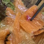 上野の森スモークダイニングGAGA - サーモン▶︎まったく生臭さなしのフレッシュさと、燻製の香りとかかってるソースが合ってて美味しいです。