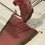 上野の森スモークダイニングGAGA - 黒毛和牛の燻製ローストビーフ