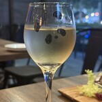 上野の森スモークダイニングGAGA - 白ワインのグラスが可愛いパンダ。呼んだ？った振り返らせました。