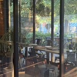 上野の森スモークダイニングGAGA - 店内から、涼みながらも自然も感じられます。