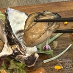 上野の森スモークダイニングGAGA - 牡蠣な味が凝縮！少しずつ食べて飲んで味わいたい。