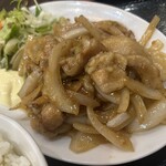 珉珉 - 味は悪くないが肉が固くて、玉ねぎの割合が多すぎる生姜焼き