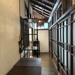 f.-on - 店内スペースとお手洗いの間の廊下。